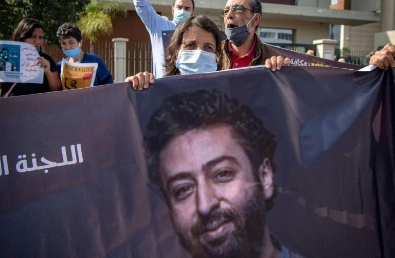 عائلة الصحافي المغربي عمر الراضي تدين “تشديد” ظروف اعتقاله