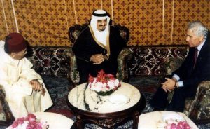 الملك السعودي فهد بن عبد العزيز يتوسط الرئيس الجزائري الشاذلي بن جديد والملك المغربي الحسن الثاني (1988)