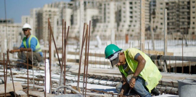 إسرائيل مستعدة لاستقبال 15 ألف عامل بناء مغربي