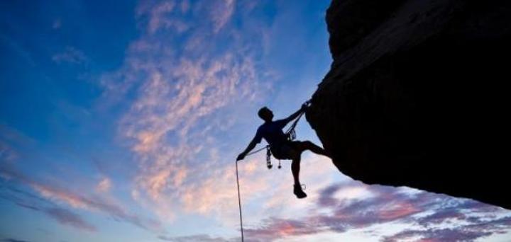 زياد بندورو شاب مغربي يرفع تحدي تسلق 10 قمم مغربية في 6 أيام زياد بندورو شاب مغربي يرفع تحدي تسلق 10 قمم مغربية في 6 أيام