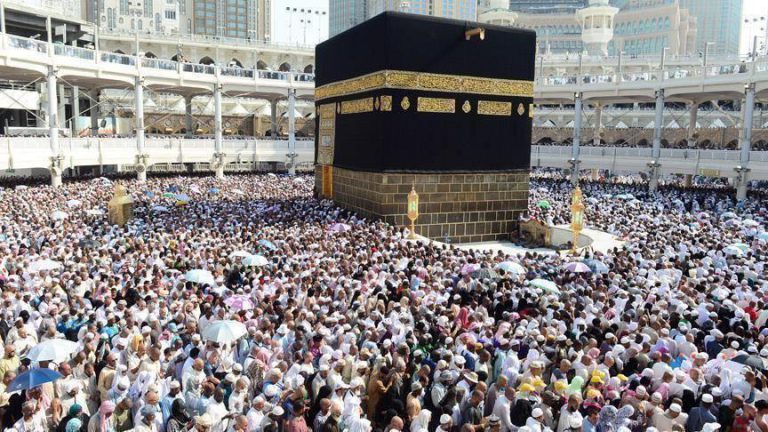 المسلمون يتدفقون على مكة في أول حج بعد الجائحة