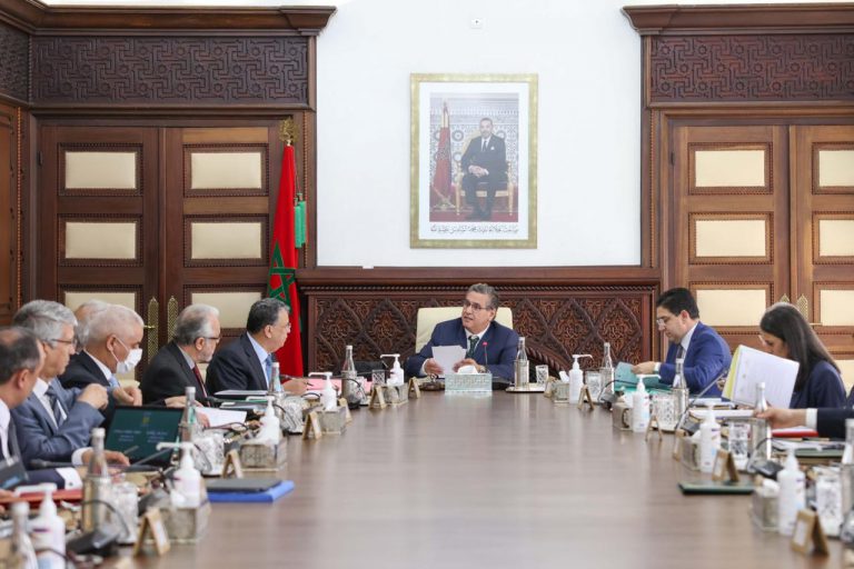 الحكومة تصادق على مشروع مرسوم يحدد قائمة الأمراض التي تخول الحق في رخصة المرض المتوسطة الأمد