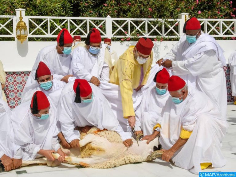 الملك محمد السادس يؤدي صلاة عيد الأضحى ويقوم بنحر أضحية العيد