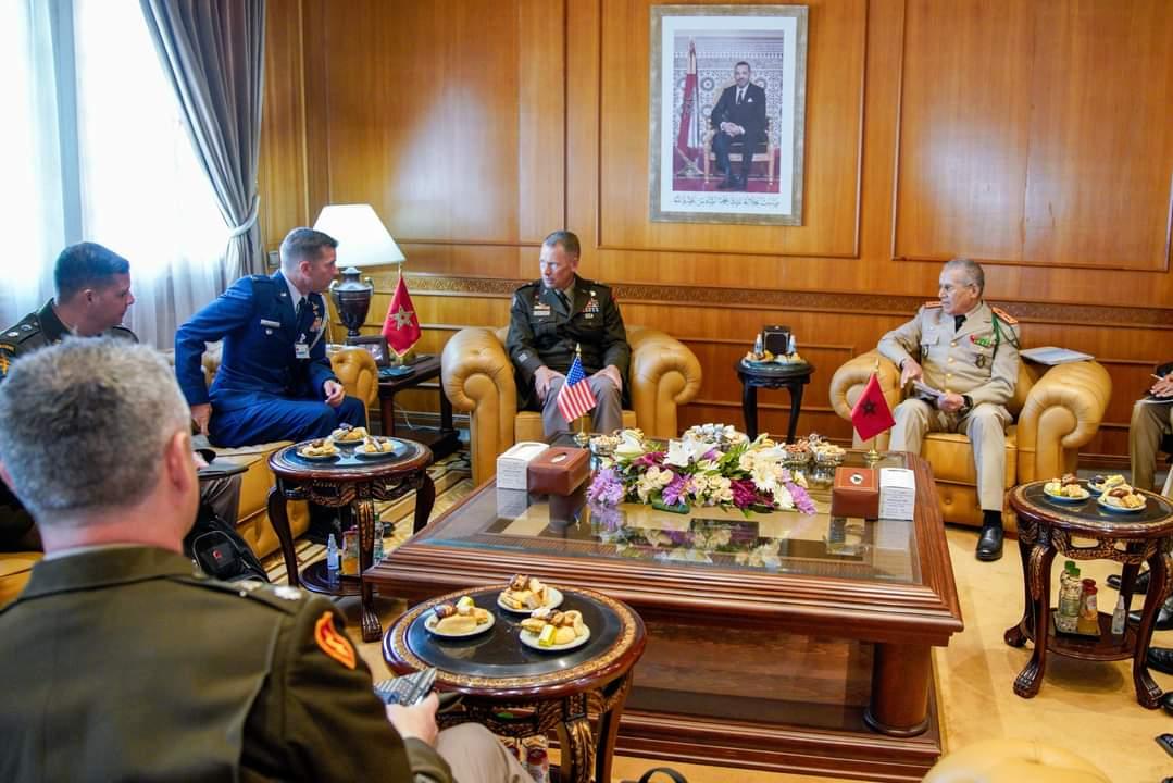 الجنرال بلخير يستقبل أحد كبار مسؤولي الجيش الأمريكي في زيارته الأولى لإفريقيا الجنرال بلخير يستقبل أحد كبار مسؤولي الجيش الأمريكي في زيارته الأولى لإفريقيا