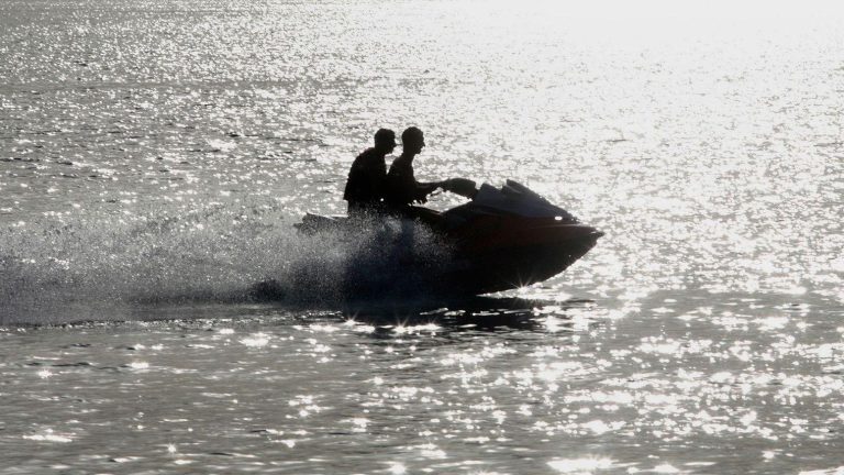 الجزائر: اعتقال ثلاثة مغاربة بعد محاولتهم عبور البحر الأبيض المتوسط ​​بواسطة دراجة مائية