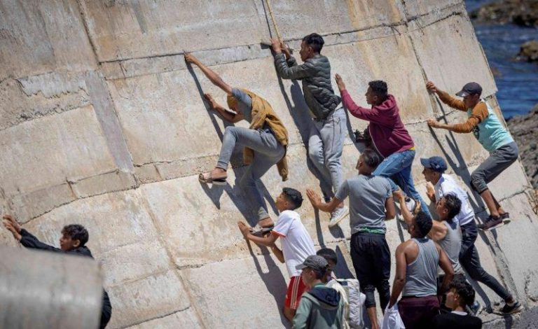صحيفة فرنسية: هل ستجعل أوروبا من المغرب شرطي الهجرة الجديد؟