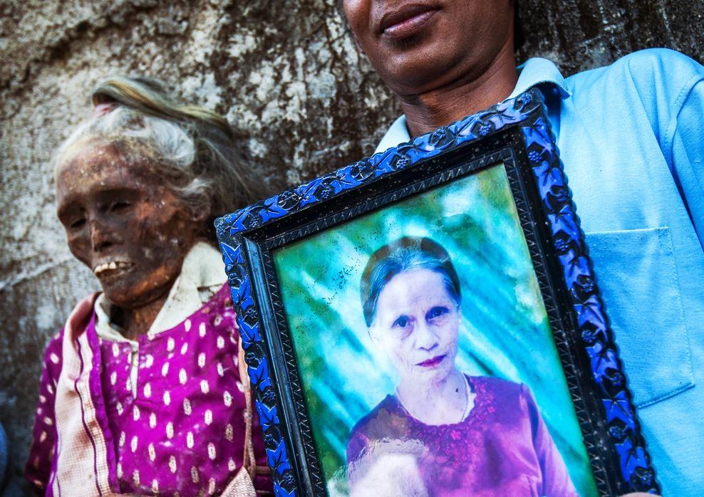 في إندونيسيا.. لماذا يخرجون الأموات من قبورهم كل 3 أعوام؟ في إندونيسيا.. لماذا يخرجون الأموات من قبورهم كل 3 أعوام؟