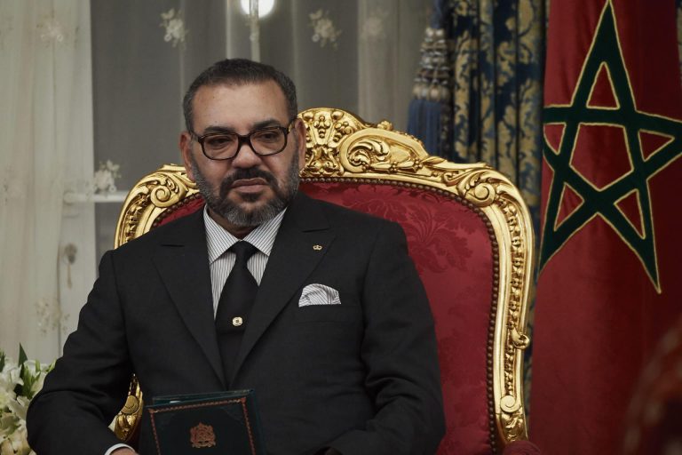 هل يشارك الملك محمد السادس في القمة العربية بالجزائر؟