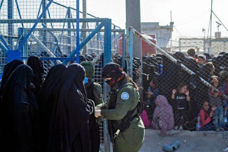 قوات سوريا الديمقراطية تفصل أطفالا عن أمهاتهم المغربيات في مخيم الهول