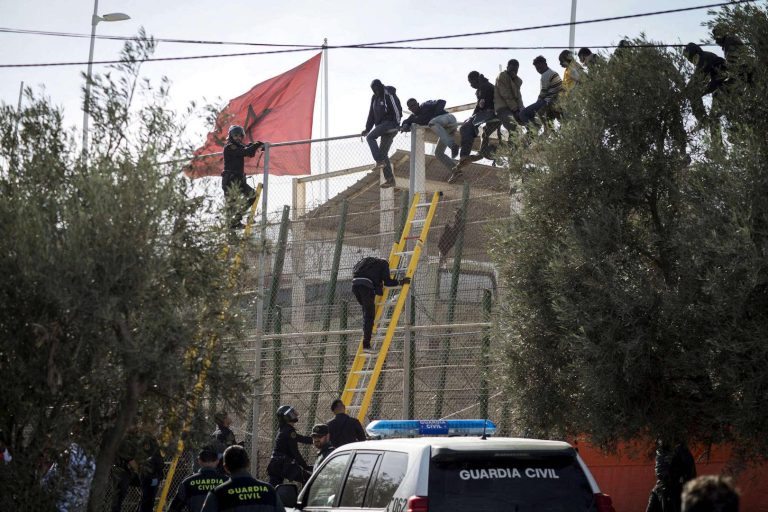 المغرب يوقف شخصين يشتبه بتهريبهما البشر قرب الحدود مع الجزائر