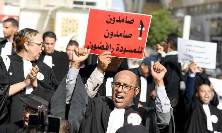 المغرب: محامون متمردون على قرار جمعيتهم يواصلون الإضراب ووزير يكشف إحصائيات ضريبية عن أصحاب العباءة السوداء المغرب: محامون متمردون على قرار جمعيتهم يواصلون الإضراب ووزير يكشف إحصائيات ضريبية عن أصحاب العباءة السوداء