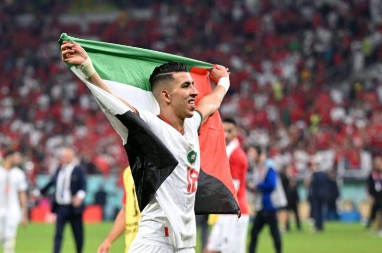 أبعاد سياسية للتألق الكروي المغربي بين الهزل والجد.. من “استعادة قصر الحمراء” حتى رفع العلم الفلسطيني