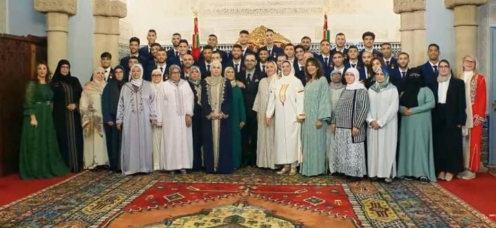 الملك يستقبل أعضاء المنتخب الوطني رفقة أمهاتهم الملك يستقبل أعضاء المنتخب الوطني رفقة أمهاتهم