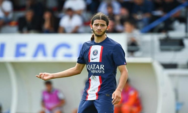 الفرنسي المغربي إلياس حسني يوقع أول عقد احترافي مع باريس سان جيرمان