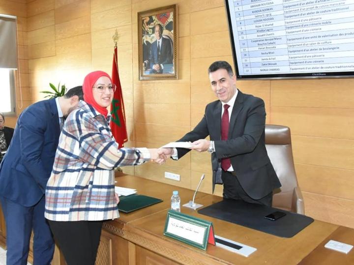 بقيمة 12 مليون درهم.. تسليم منح للنساء المستفيدات من برنامج “جهات ناهضة” بقيمة 12 مليون درهم.. تسليم منح للنساء المستفيدات من برنامج “جهات ناهضة”