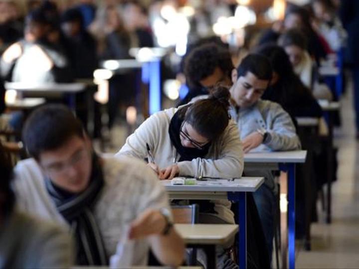 جدل حول منع أمهات المغاربة من تحويل الأموال إلى أبنائهن الطلبة بالخارج جدل حول منع أمهات المغاربة من تحويل الأموال إلى أبنائهن الطلبة بالخارج