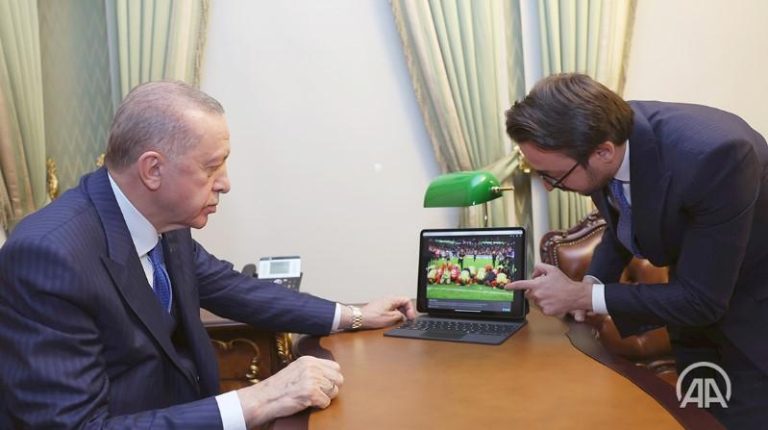 أردوغان يختار صورة سجود المنتخب المغربي بقطر الأفضل رياضيا في سنة 2022