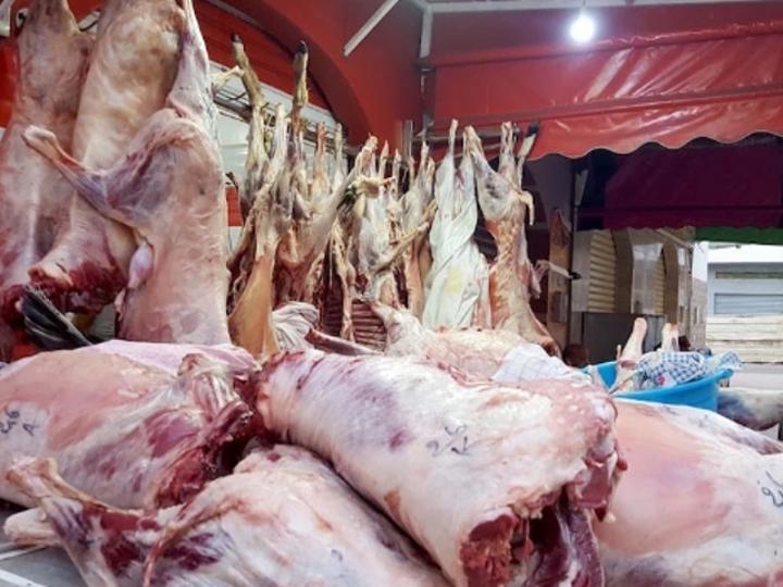 أزمة أسعار اللحوم تصل إلى البرلمان مع مطالبة وزارة الفلاحة بالتحقيق في مضاربات
