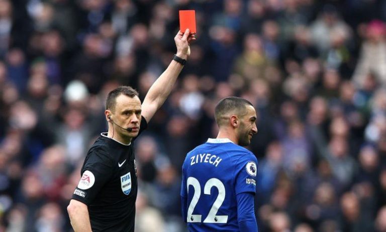 واقعة غريبة بالدوري الانجليزي.. الحكم يطرد زياش ثم يعيده إلى الملعب