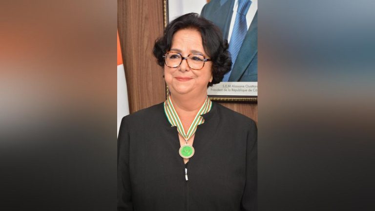 رئيسة الهاكا توشح بالكوت ديفوار بوسام الاستحقاق للاتصال من درجة قائد
