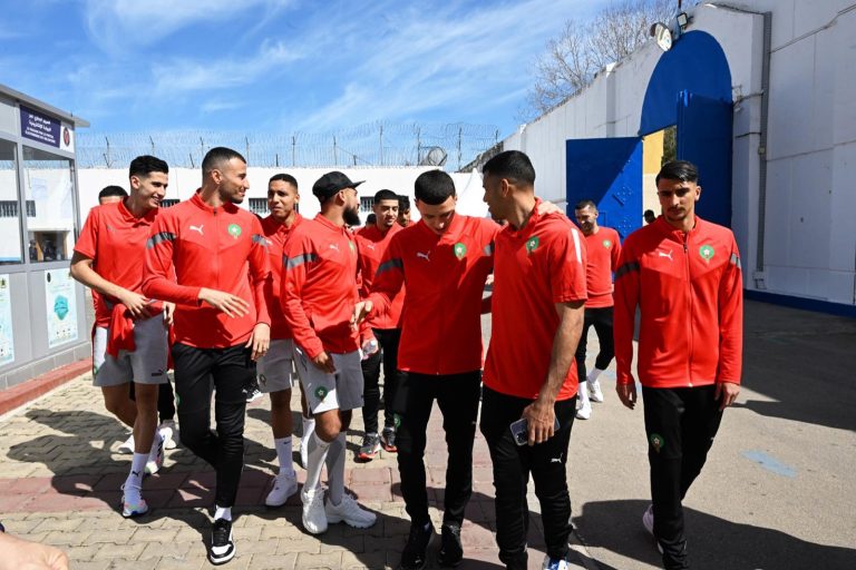 لاعبو المنتخب المغربي يزورون سجن سلا