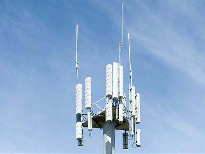 وزير الصحة: مسؤولية حماية صحة المواطنين من إشعاعات لواقط الهاتف النقال على عاتق وكالة تقنين المواصلات وزير الصحة: مسؤولية حماية صحة المواطنين من إشعاعات لواقط الهاتف النقال على عاتق وكالة تقنين المواصلات