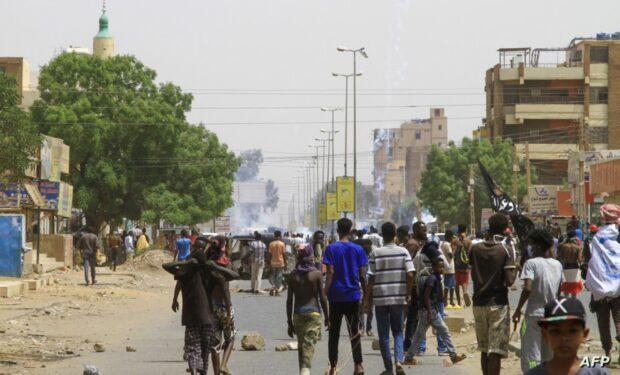 الوضع في السودان: أفراد الجالية المغربية يتواجدون بمدينة بورت سودان في أمن وأمان في انتظار تأمين عودتهم إلى المغرب الوضع في السودان: أفراد الجالية المغربية يتواجدون بمدينة بورت سودان في أمن وأمان في انتظار تأمين عودتهم إلى المغرب