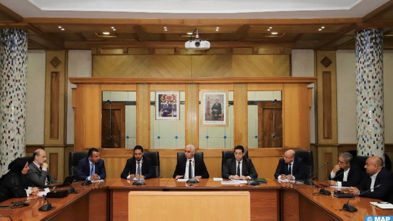 بعد دعوتهم للإضراب.. وزير الصحة يجتمع مع ممثلي المركزيات النقابية لقطاع الصيدلة
