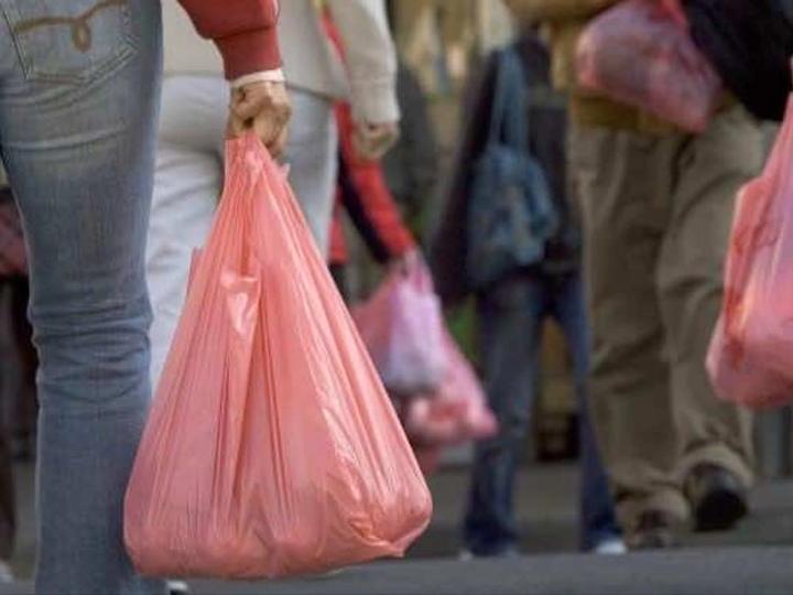 مطالب برلمانية بتفعيل قانون منع الأكياس البلاستيكية بعد عودتها من جديد إلى الأسواق مطالب برلمانية بتفعيل قانون منع الأكياس البلاستيكية بعد عودتها من جديد إلى الأسواق