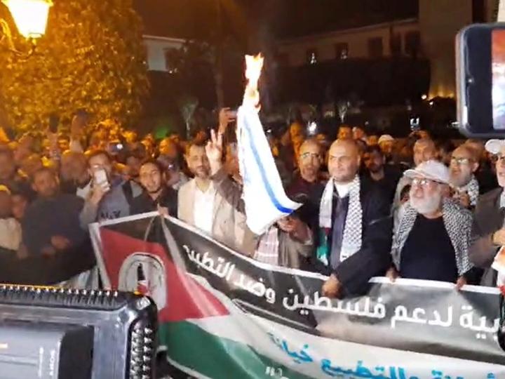 مئات المغاربة يحتجون ضد الاعتداءات الإسرائيلية على الفلسطينيين مئات المغاربة يحتجون ضد الاعتداءات الإسرائيلية على الفلسطينيين