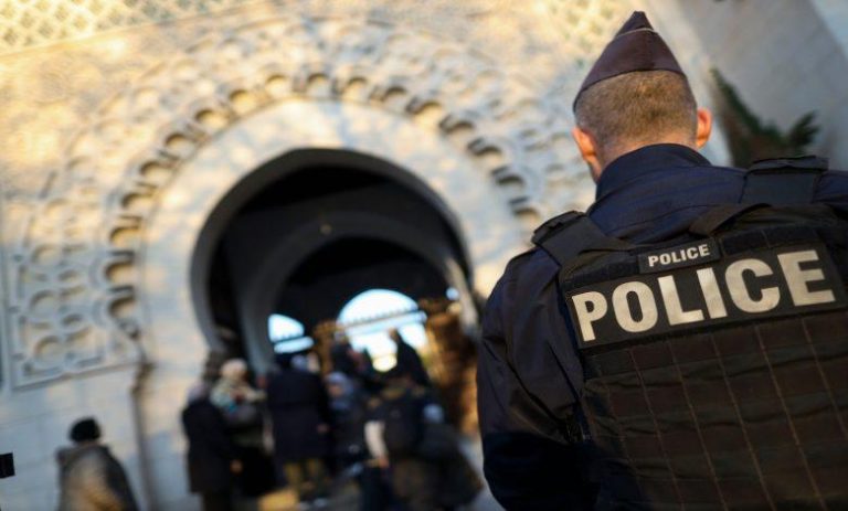 باريس: المطالبة بمحاكمة 14 شخصاً لصلتهم بذبح المعلم صامويل باتي