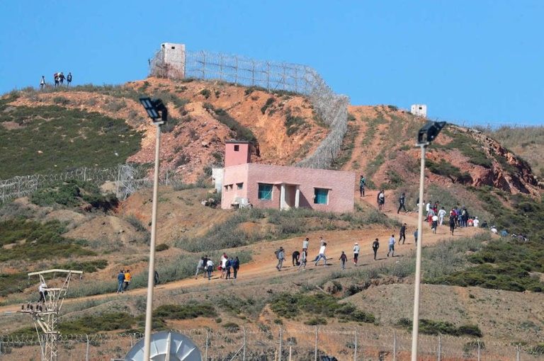 المغرب يوقف نحو 150 مهاجرا قبل العبور إلى سبتة الخاضعة لإسبانيا