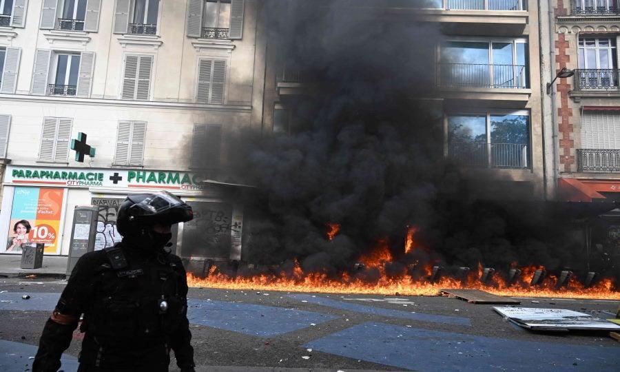 تخريب وكالة تابعة لبنك مغربي خلال احتجاجات عيد العمال في فرنسا- (فيديو)