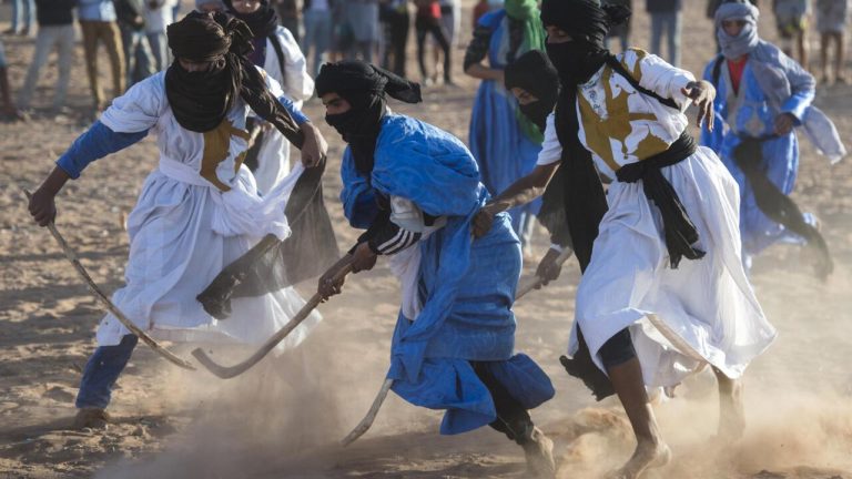 لعبة الهوكي على الرمل.. تراث يقاوم النسيان بالجنوب الشرقي للمملكة