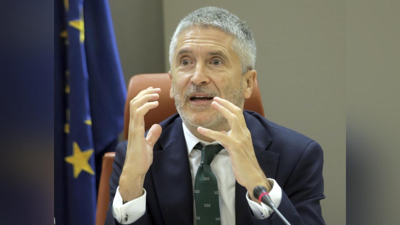وزير الداخلية الإسباني: الحكومة تواصل العمل مع المغرب لفتح الجمارك في سبتة ومليلية لكنها لم تحدد موعدا بعد وزير الداخلية الإسباني: الحكومة تواصل العمل مع المغرب لفتح الجمارك في سبتة ومليلية لكنها لم تحدد موعدا بعد
