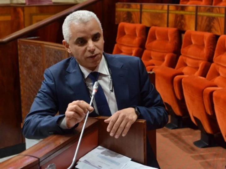 برلماني يشير إلى برلماني يشير إلى