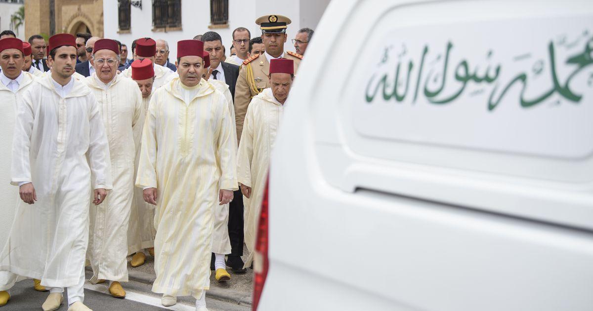 بالفيديو: الأمير مولاي رشيد يشيّع جثمان الراحل محمد معتصم إلى مثواه الأخير بالفيديو: الأمير مولاي رشيد يشيّع جثمان الراحل محمد معتصم إلى مثواه الأخير