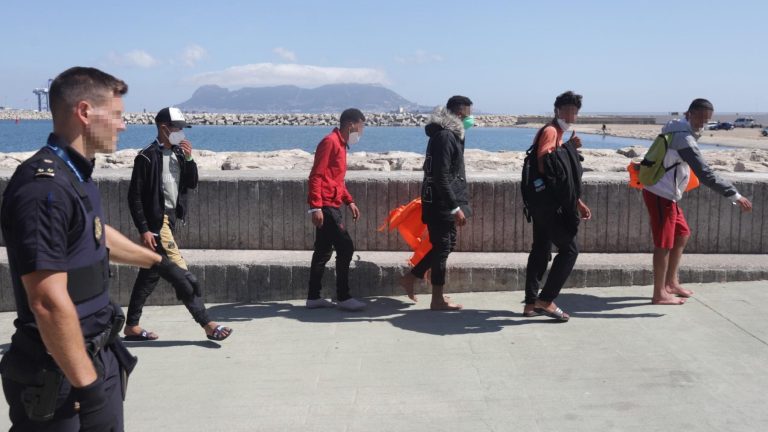 جبل طارق: ثلاثة مهاجرين غير نظاميين يطالبون بترحيلهم إلى المغرب