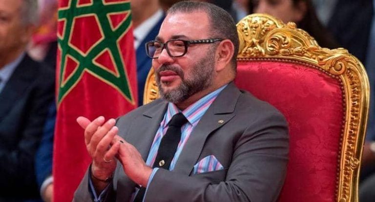 الملك يهنئ أعضاء المنتخب المغربي لكرة القدم داخل القاعة بمناسبة فوزه بكأس العرب
