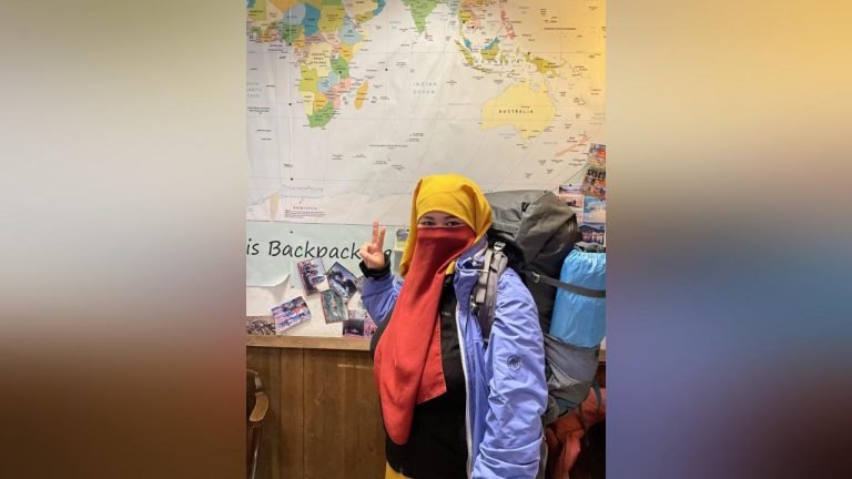عابرة.. رحالة مغربية تعيد الاعتبار للحايك والجلابة وتحرص على ارتدائهما في أسفارها خارج المغرب