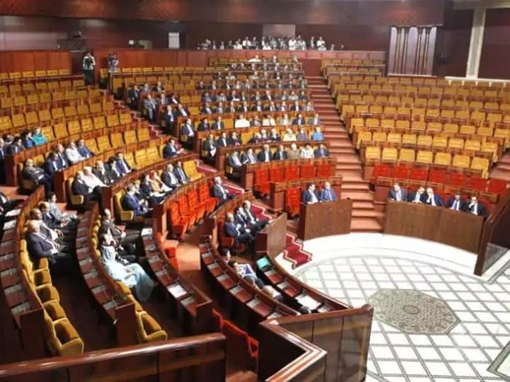 برلمانية تَنتقد تثبيت بطائق برلمانيين بأجهزة تسجيل الحضور بينما كانوا غائبين عن الجلسة برلمانية تَنتقد تثبيت بطائق برلمانيين بأجهزة تسجيل الحضور بينما كانوا غائبين عن الجلسة