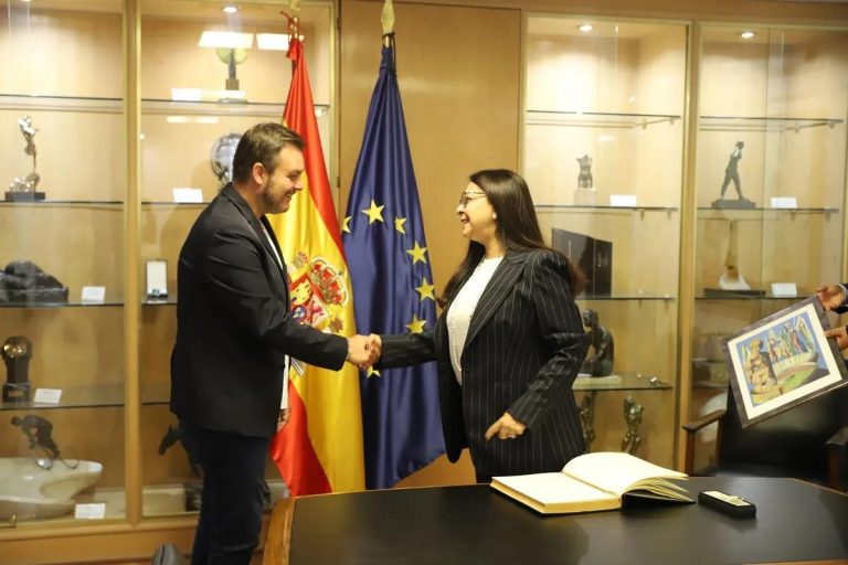مونديال 2030: رئيس المجلس الأعلى للرياضة الإسباني يناقش مع سفيرة المغرب الترشح الثلاثي