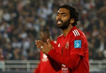 الدوري المصري: لاعب الأهلي حسين الشحات يعتدي على اللاعب المغربي محمد الشيبي الدوري المصري: لاعب الأهلي حسين الشحات يعتدي على اللاعب المغربي محمد الشيبي