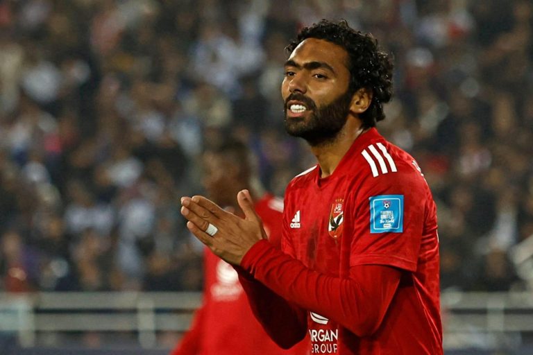 الدوري المصري: لاعب الأهلي حسين الشحات يعتدي على اللاعب المغربي محمد الشيبي