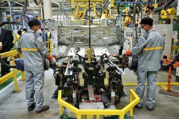 شركة صينية عملاقة تعتزم استثمار 200 مليار درهم في صناعة البطاريات بجهة العيون شركة صينية عملاقة تعتزم استثمار 200 مليار درهم في صناعة البطاريات بجهة العيون