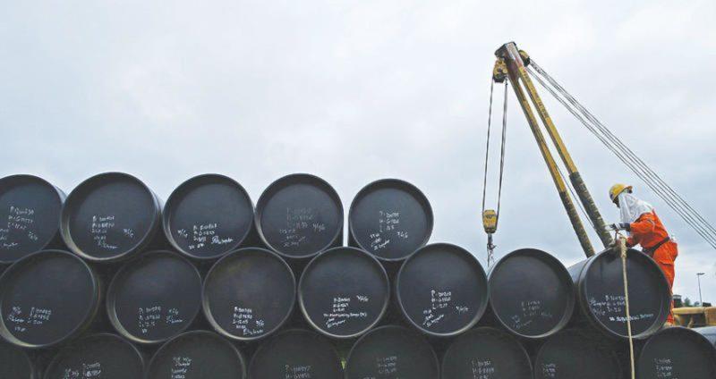 الطلب العالمي على النفط يقفز إلى مستويات قياسية تفوق 102 مليون برميل في اليوم الواحد الطلب العالمي على النفط يقفز إلى مستويات قياسية تفوق 102 مليون برميل في اليوم الواحد