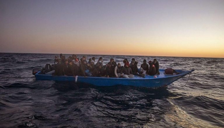 أكادير: اعتقال ثلاثة أشخاص بينهم سيدة كانوا يحضرون لنقل مهاجرين إلى إسبانيا