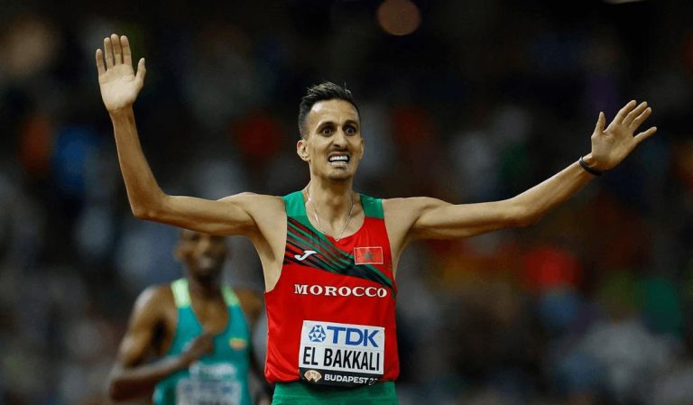 العداء المغربي سفيان البقالي بطلا للعالم في سباق 3000 متر موانع