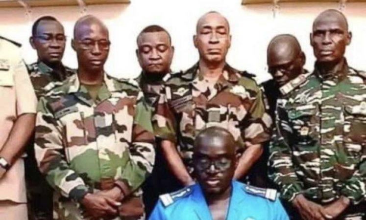 أربعة سائقين مغاربة عالقون في النيجر والسفارة المغربية تنقلهم من الحدود إلى العاصمة نيامي أربعة سائقين مغاربة عالقون في النيجر والسفارة المغربية تنقلهم من الحدود إلى العاصمة نيامي