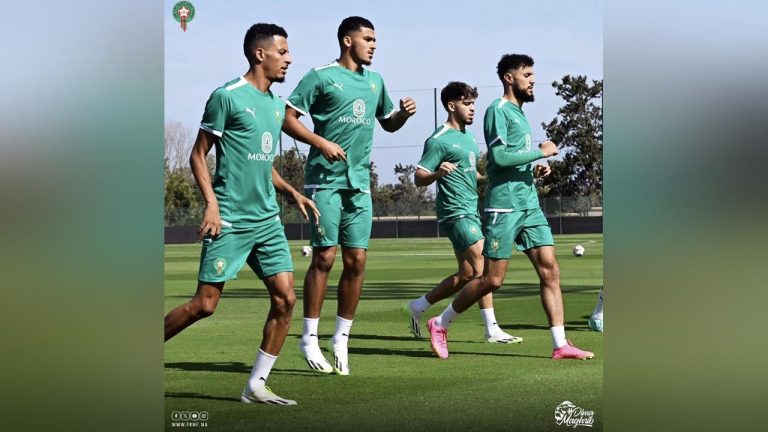 أسود الأطلس يرتدون قميص التداريب الجديد مزينا بشعار المغرب، أرض الأنوار